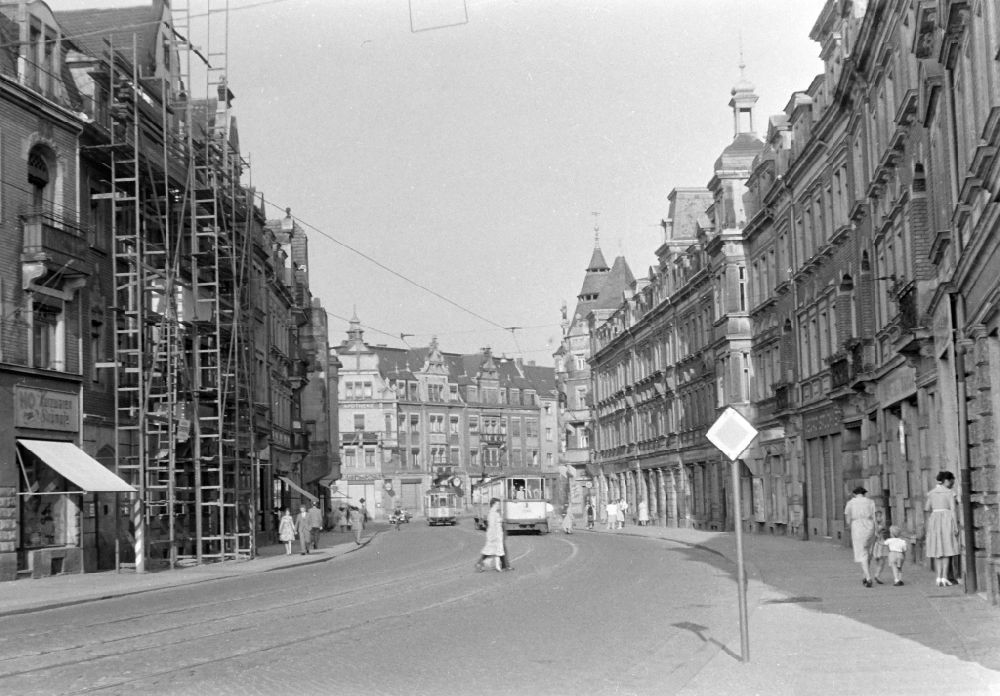 DDR-Fotoarchiv: Dresden - Straßenansicht entlang der Leipziger Straße in Dresden in der DDR