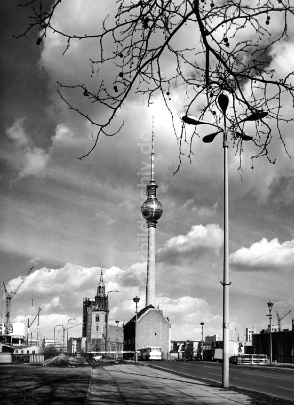 DDR-Fotoarchiv: Berlin - Straßenansicht der Karl-Liebknecht-Straße im Ortsteil Mitte in Berlin, der ehemaligen Hauptstadt der DDR, Deutsche Demokratische Republik