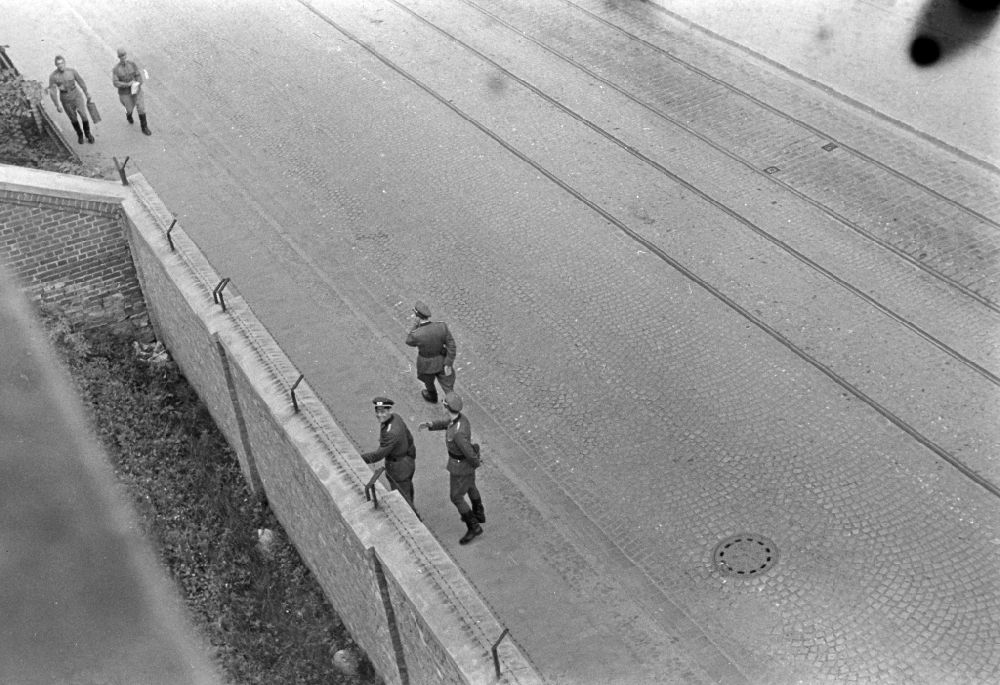 DDR-Fotoarchiv: Schwerin - Straßenansicht an einer Kaserne der KVP Kasernierte Volkspolizei in Schwerin in der DDR