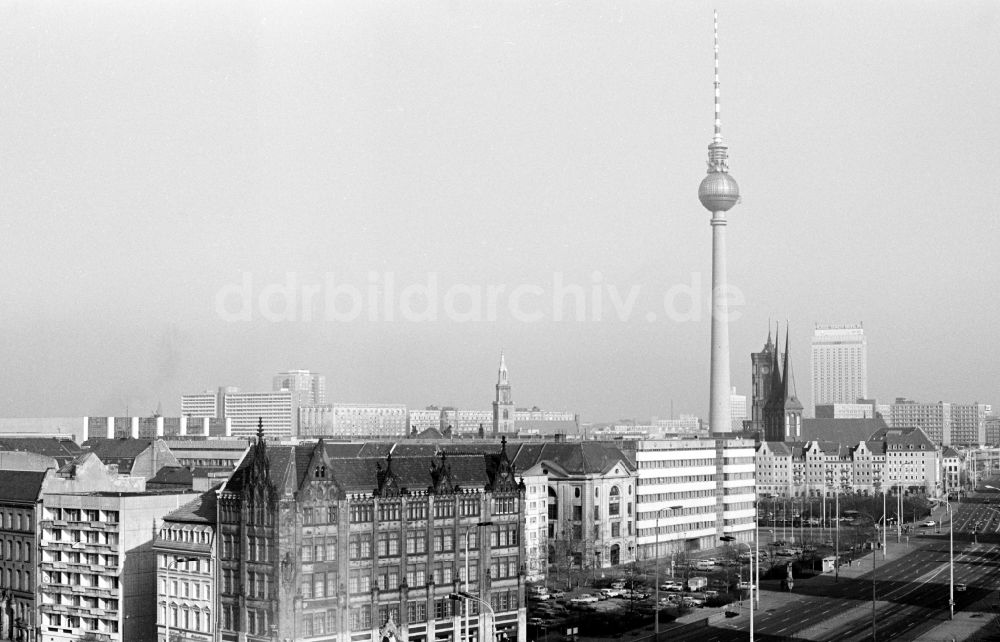 DDR-Fotoarchiv: Berlin - Straßenansicht im Ortsteil Mitte in Berlin in der DDR