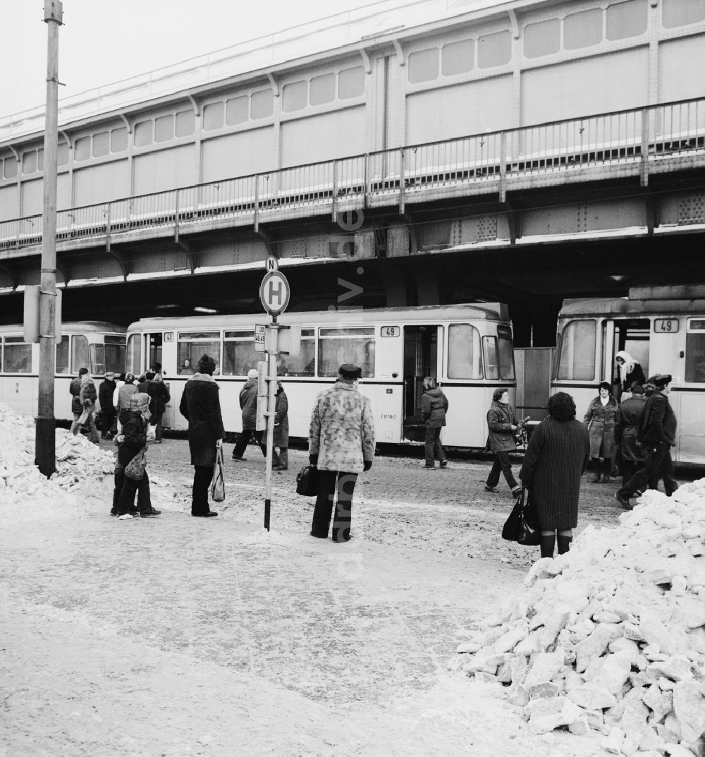 DDR-Fotoarchiv: Berlin - Prenzlauer Berg - Strassenbahn auf der Schönhauser Allee im Winter in Berlin - Prenzlauer Berg
