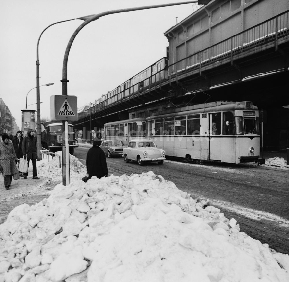 Berlin - Prenzlauer Berg: Strassenbahn auf der Schönhauser Allee im Winter in Berlin - Prenzlauer Berg
