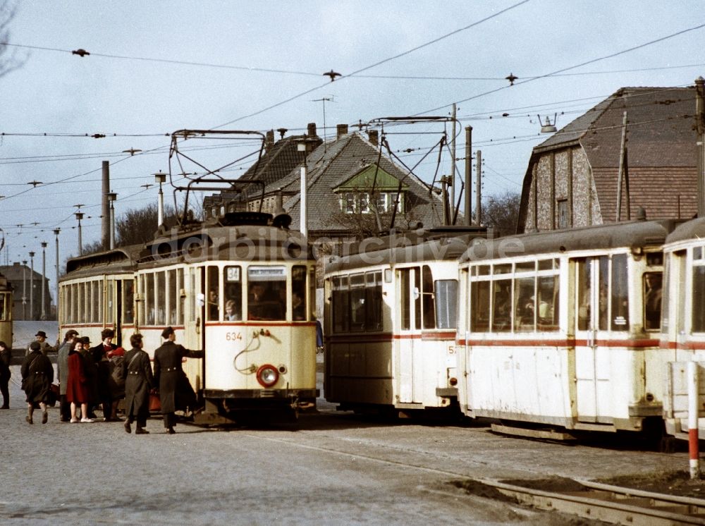 DDR-Bildarchiv: Merseburg - Straßenbahnhaltestelle im Leunaweg in Merseburg in Sachsen-Anhalt in der DDR