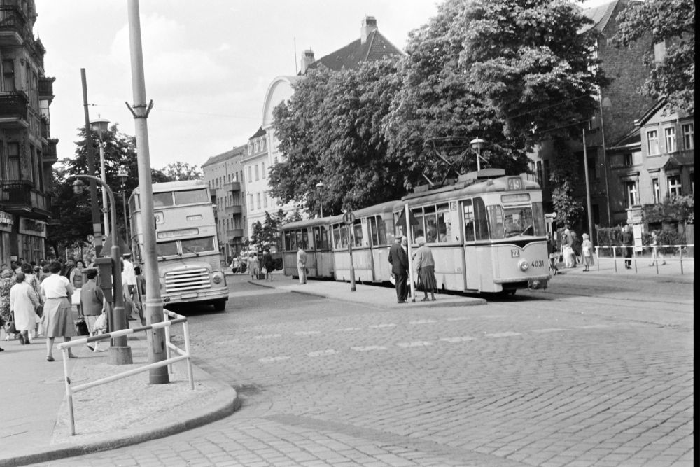 Berlin: Straßenbahnzug und Doppelstockbus Do56 im Ortsteil Pankow in Berlin in der DDR