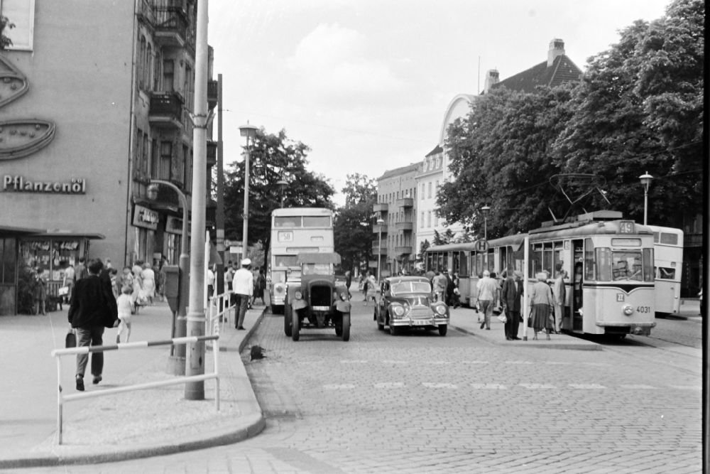 DDR-Bildarchiv: Berlin - Straßenbahnzug und Doppelstockbus Do56 im Ortsteil Pankow in Berlin in der DDR