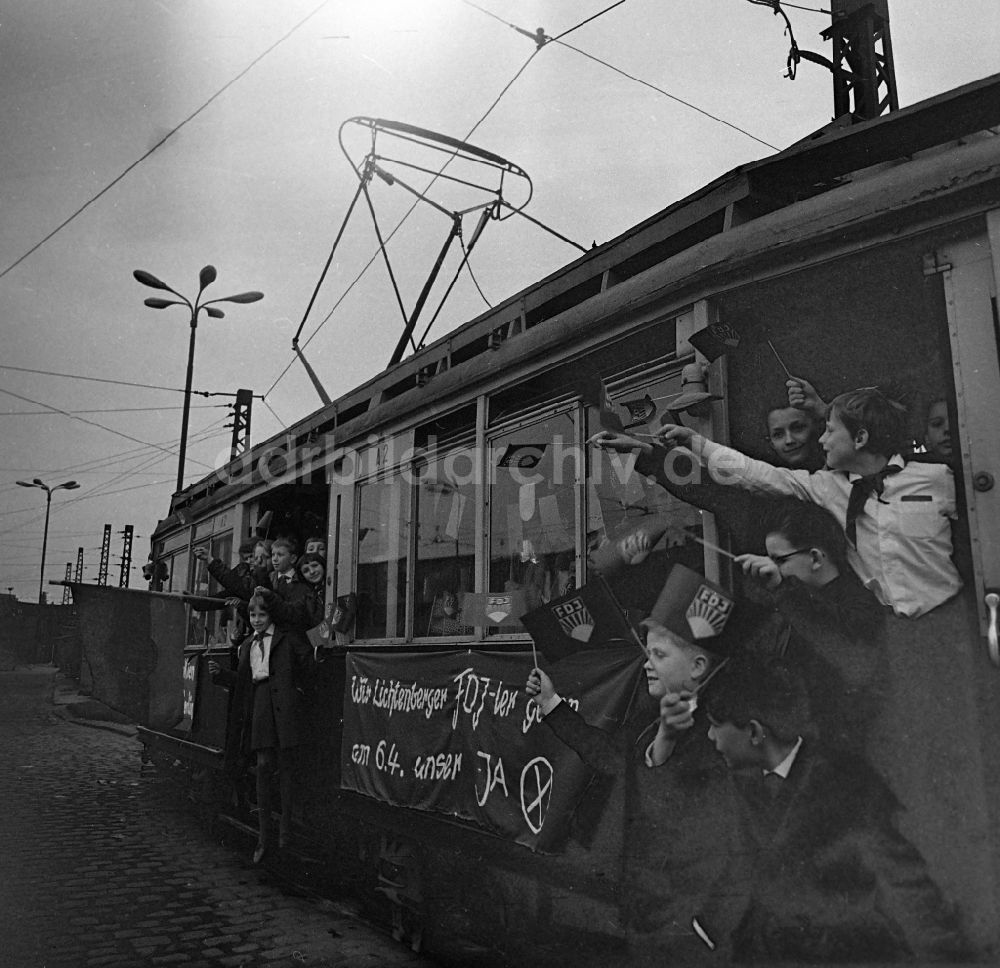 Berlin: Straßenbahnzug TM 36 mit Jungen Pionieren im Ortsteil Lichtenberg in Berlin in der DDR