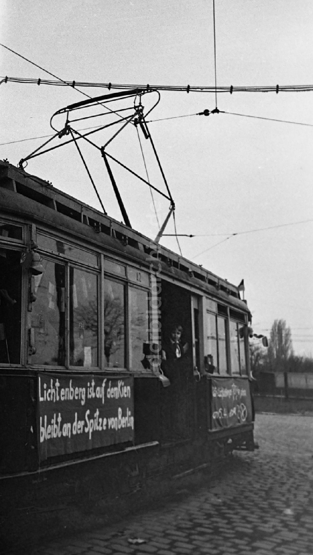 DDR-Bildarchiv: Berlin - Straßenbahnzug TM 36 mit Jungen Pionieren im Ortsteil Lichtenberg in Berlin in der DDR