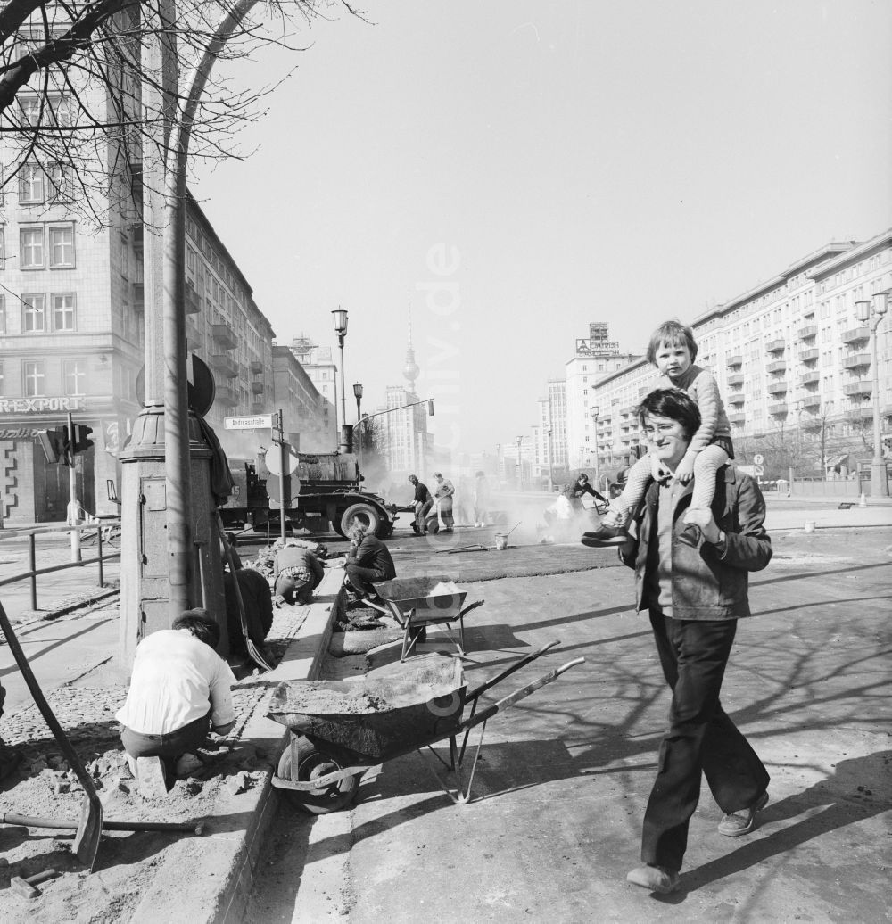 DDR-Fotoarchiv: Berlin - Straßenbauarbeiten auf der Karl-Marx-Allee Ecke Andreasstraße in Berlin