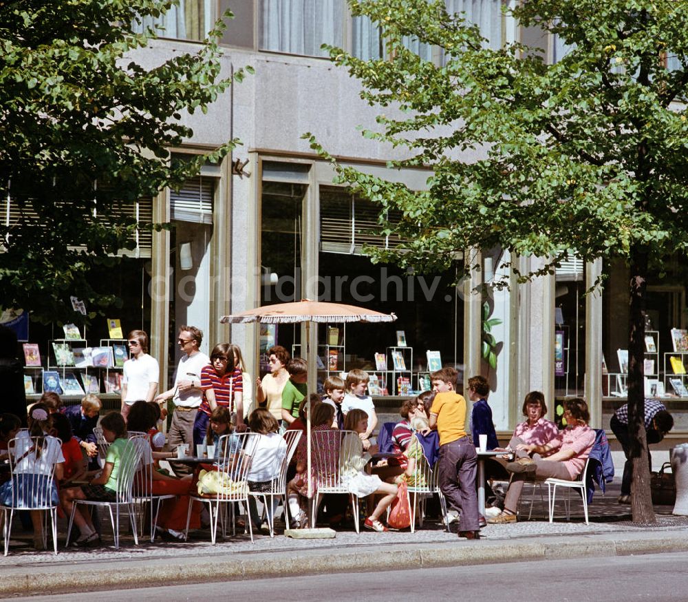 Berlin: Straßencafé Unter den Linden in Berlin