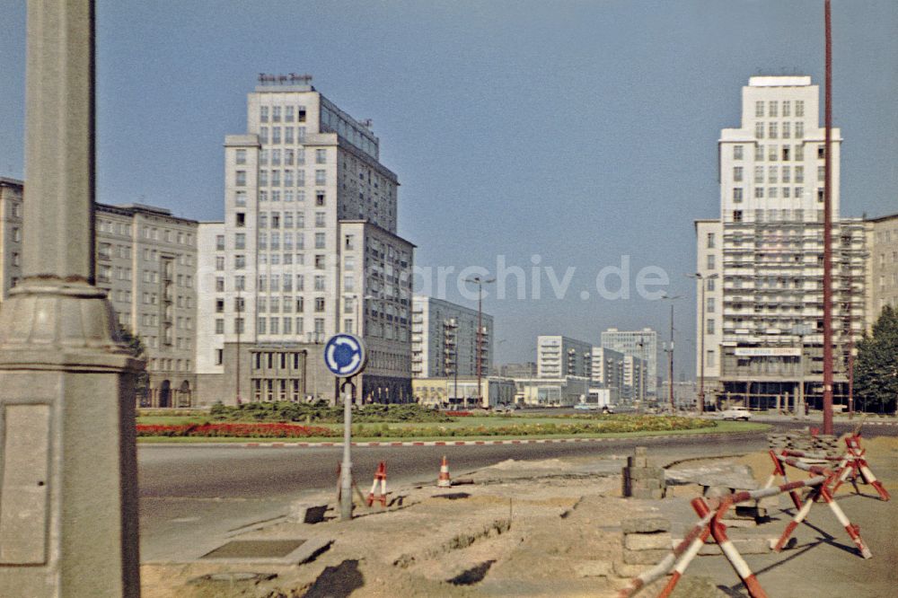 DDR-Fotoarchiv: Berlin - Straßenführung am Strausberger Platz im Ortsteil Friedrichshain in Berlin in der DDR
