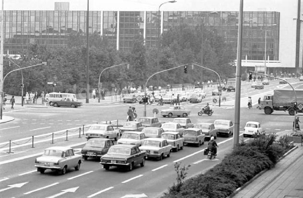 DDR-Bildarchiv: Berlin - Straßenkreuzung, Baustelle, Bauarbeiterversorgung, Betriebspoliklinik des Elektroapparatewerks (EAW) Foto: Schönfeld
