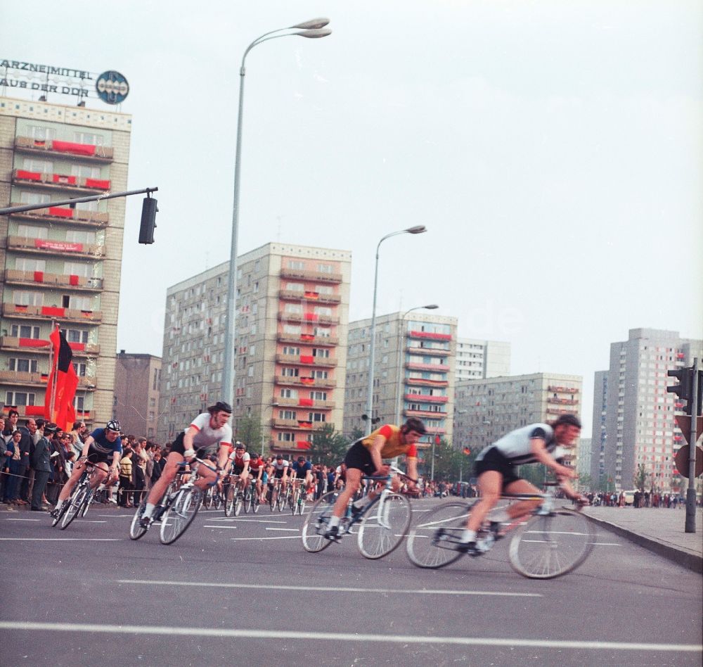 DDR-Bildarchiv: Berlin - Strassenradrennen auf der Alexanderstraße in Berlin, der ehemaligen Hauptstadt der DDR, Deutsche Demokratische Republik