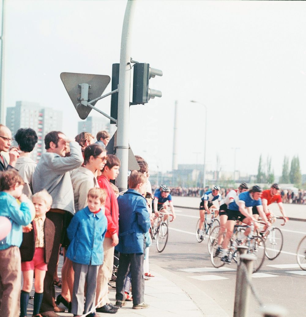 DDR-Fotoarchiv: Berlin - Strassenradrennen auf der Alexanderstraße in Berlin, der ehemaligen Hauptstadt der DDR, Deutsche Demokratische Republik