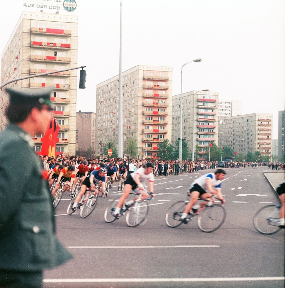 Berlin: Strassenradrennen auf der Alexanderstraße in Berlin, der ehemaligen Hauptstadt der DDR, Deutsche Demokratische Republik