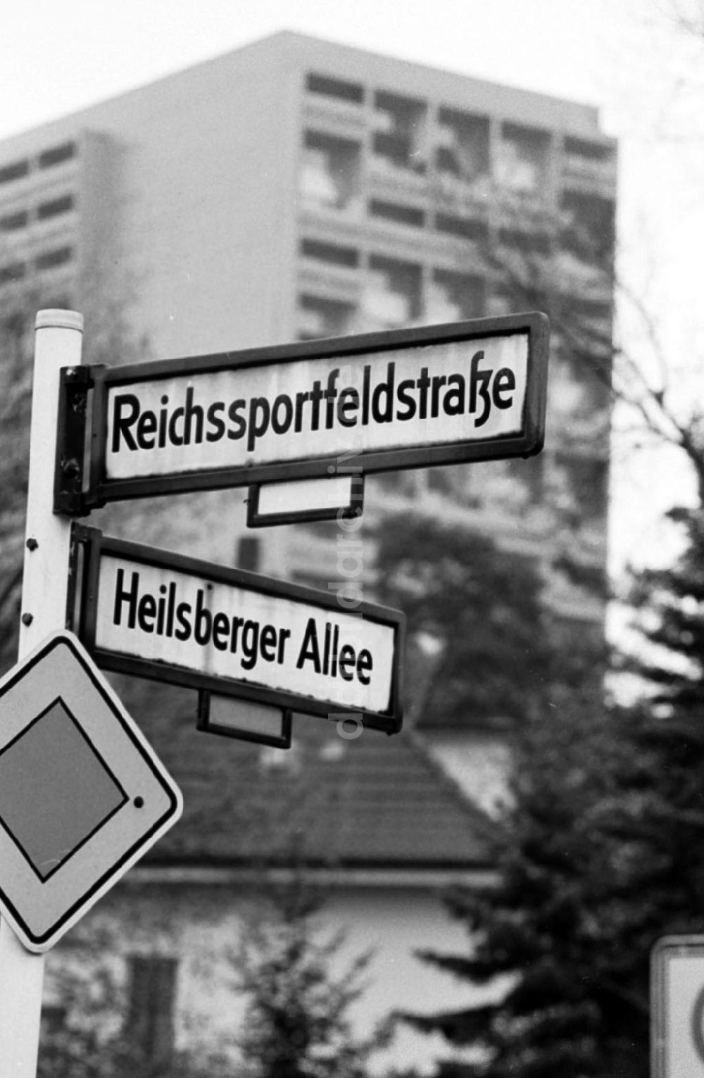 DDR-Fotoarchiv: Berlin-Charlottenburg - Straßenschild Reichssportfeldstr. / Heilsberger Allee 28.10.92 Foto: ND/Lange Umschlagnummer: 1189