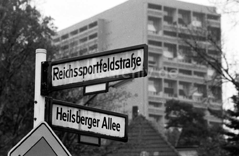 Berlin-Charlottenburg: Straßenschild Reichssportfeldstr. / Heilsberger Allee28.10.92Foto: ND/LangeUmschlagnummer: 1189