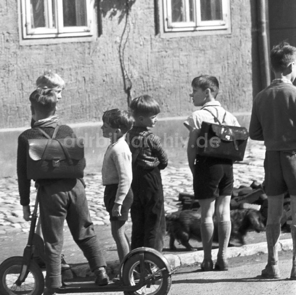 DDR-Bildarchiv: Neuruppin - Straßenszene mit Kindern in Orlamünde, Thüringen 1962