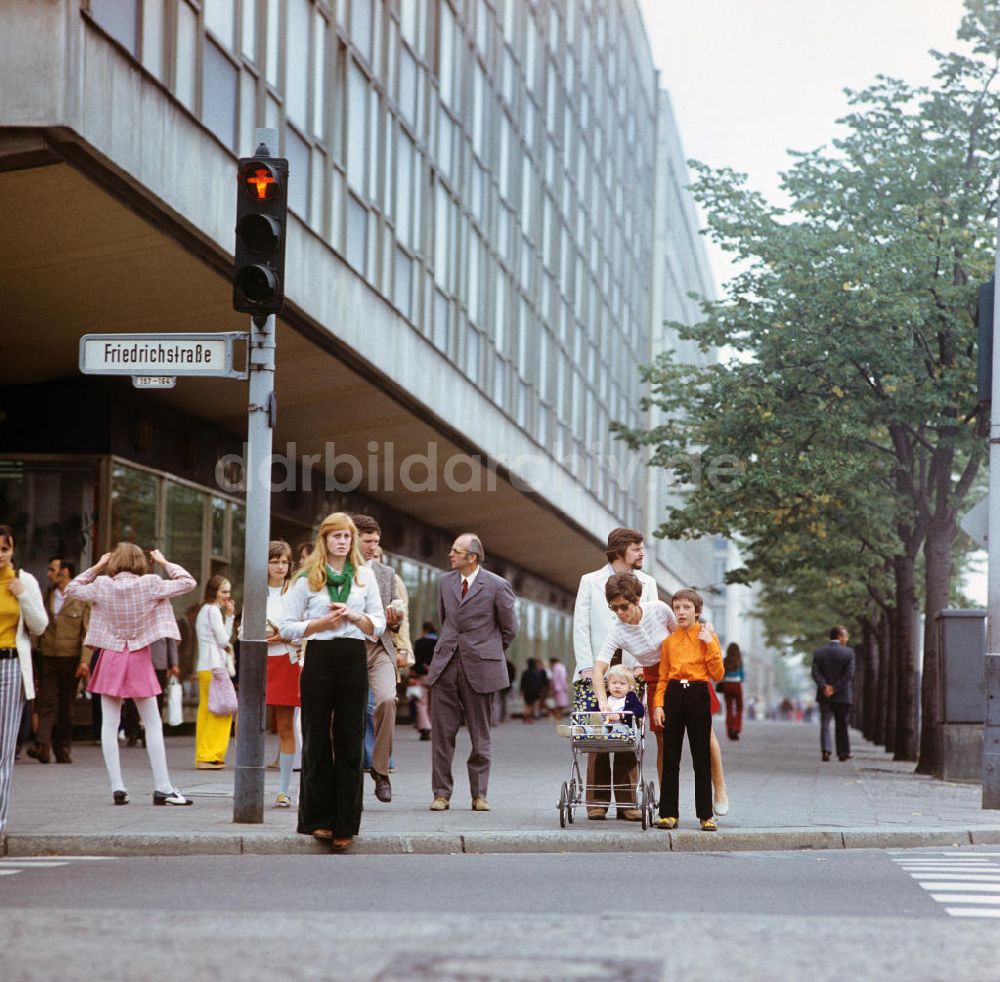 DDR-Fotoarchiv: Berlin - Straßenszene Unter den Linden in Berlin