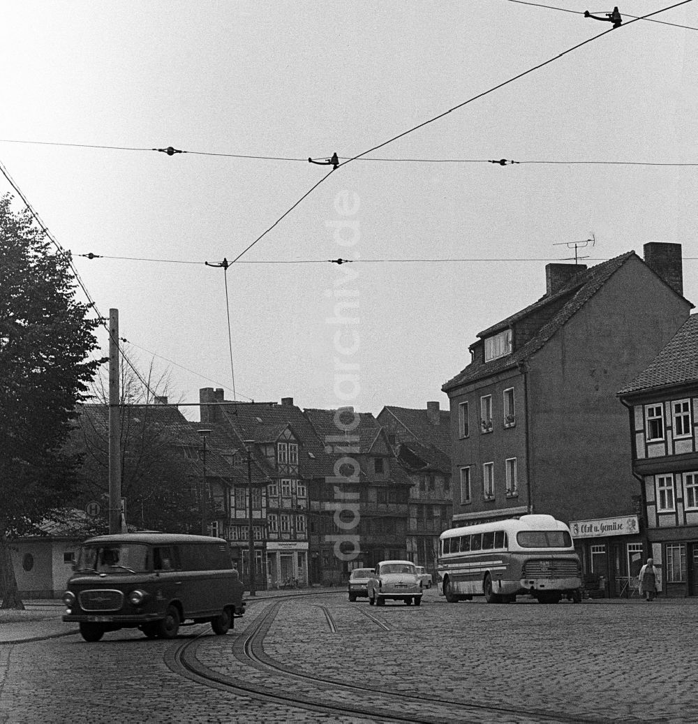 DDR-Fotoarchiv: Halberstadt - Straßenverkehr am Johannesbrunnen in Halberstadt in Sachsen-Anhalt in der DDR