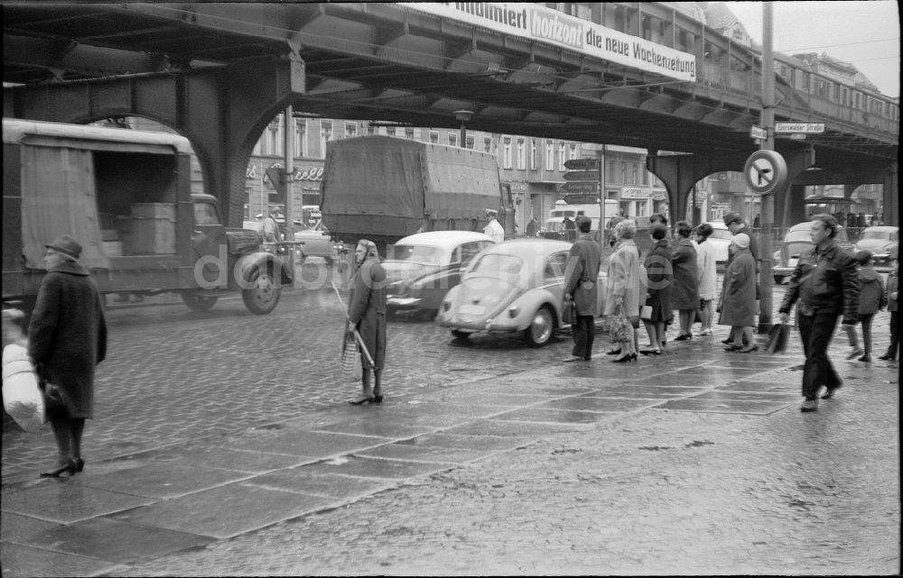 DDR-Fotoarchiv: Berlin - Straßenverkehr an der Schönhauser Allee Kreuzung Eberswalder Straße in Berlin in der DDR