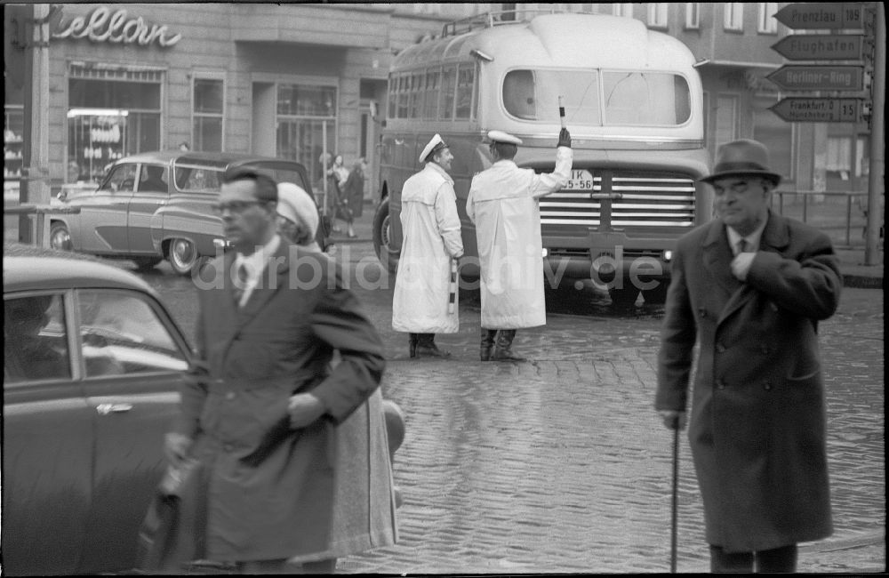 Berlin: Straßenverkehr an der Schönhauser Allee Kreuzung Eberswalder Straße in Berlin in der DDR