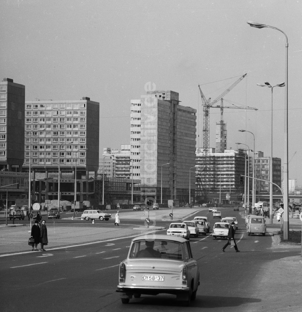 DDR-Fotoarchiv: Berlin - Straßenverkehr im Zentrum von Berlin