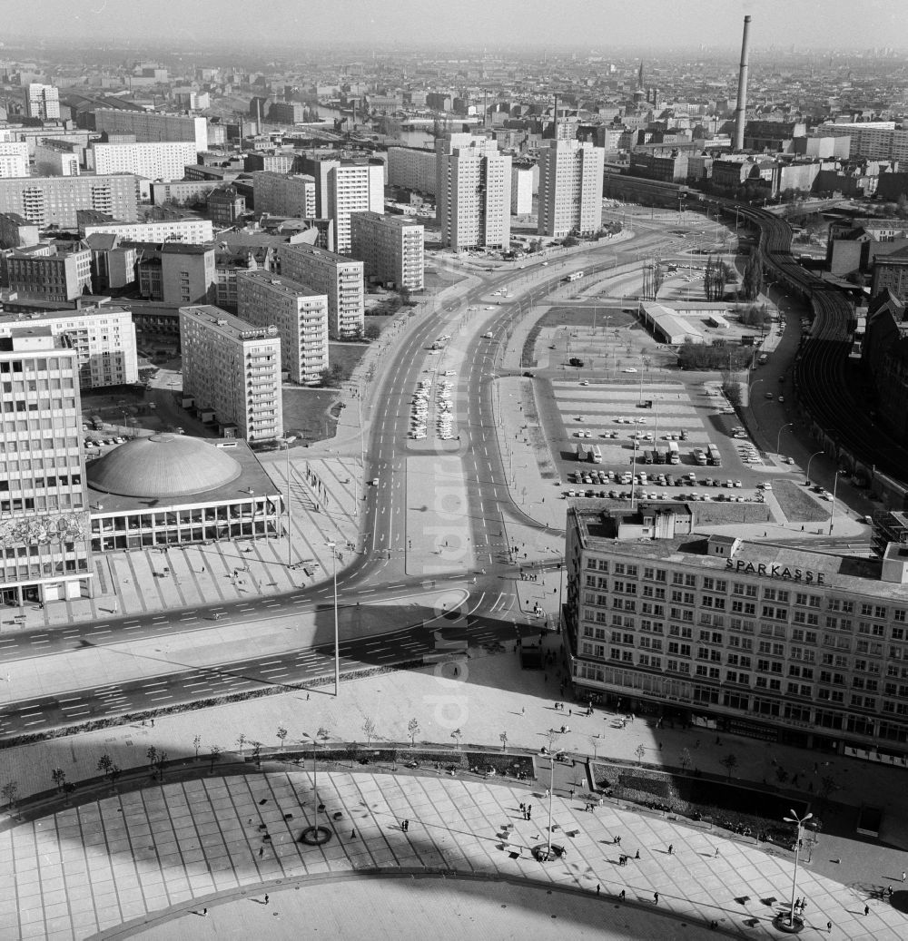 DDR-Bildarchiv: Berlin - Straßenverlauf der Alexanderstraße stadtauswärts am Alexanderplatz in Berlin, der ehemaligen Hauptstadt der DDR, Deutsche Demokratische Republik