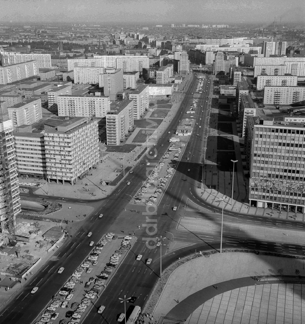 Berlin: Straßenverlauf der B1 stadtauswärts am Alexanderplatz in Berlin, der ehemaligen Hauptstadt der DDR, Deutsche Demokratische Republik