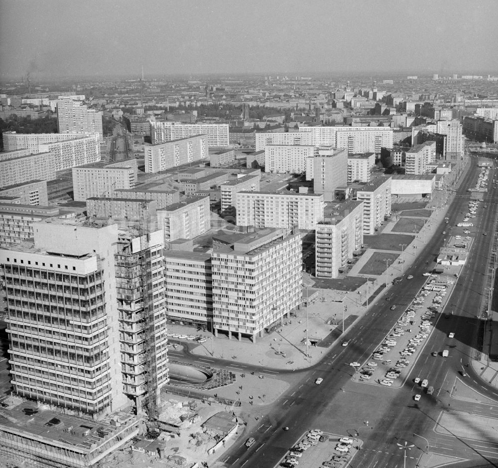 Berlin: Straßenverlauf der B1 stadtauswärts am Alexanderplatz in Berlin, der ehemaligen Hauptstadt der DDR, Deutsche Demokratische Republik