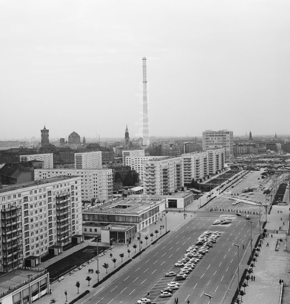 DDR-Fotoarchiv: Berlin - Mitte - Strassenzug der Karl-Marx-Allee mit der Baustelle zur Errichtung des Fernsehturms in Berlin - Mitte