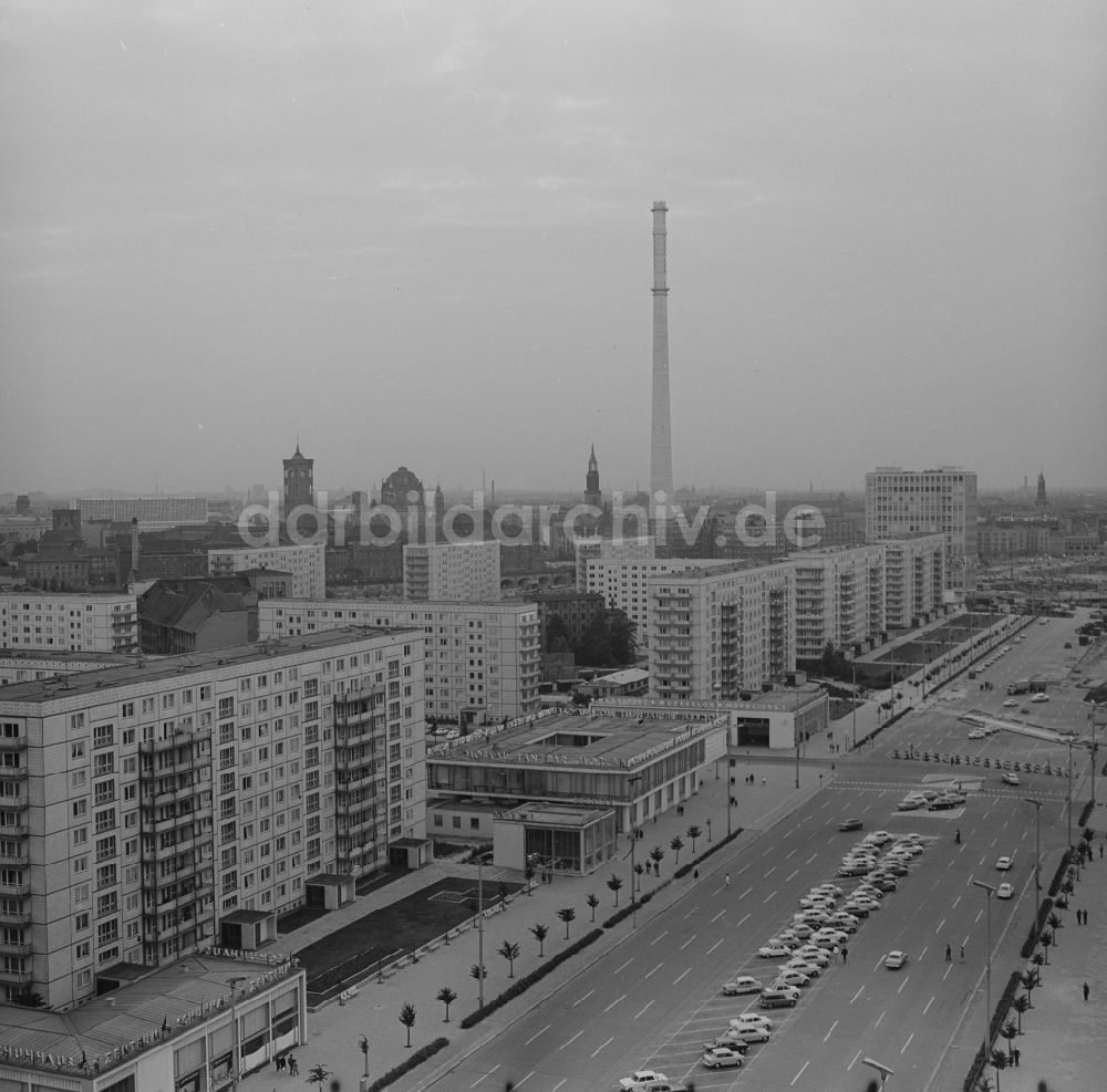 Berlin - Mitte: Strassenzug der Karl-Marx-Allee mit der Baustelle zur Errichtung des Fernsehturms in Berlin - Mitte