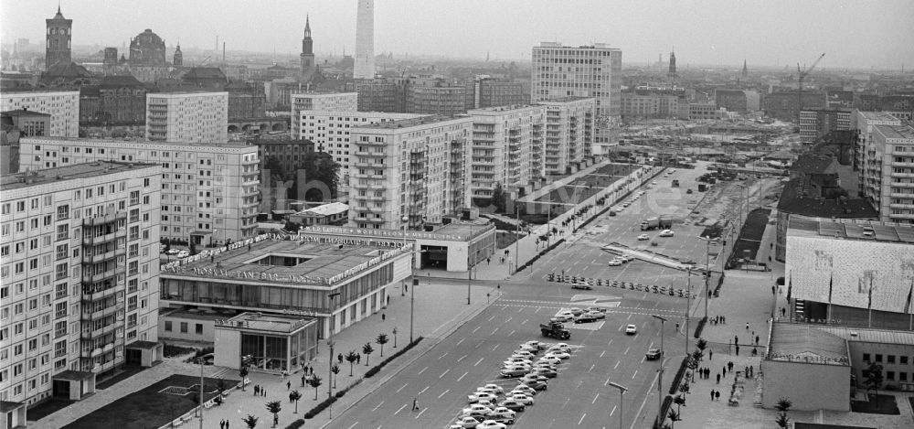 DDR-Bildarchiv: Berlin - Mitte - Strassenzug der Karl-Marx-Allee mit der Baustelle zur Errichtung des Fernsehturms in Berlin - Mitte