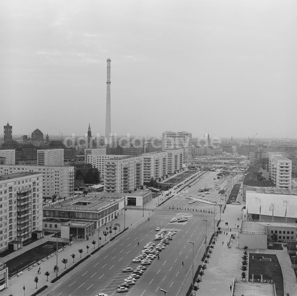 DDR-Fotoarchiv: Berlin - Mitte - Strassenzug der Karl-Marx-Allee mit der Baustelle zur Errichtung des Fernsehturms in Berlin - Mitte