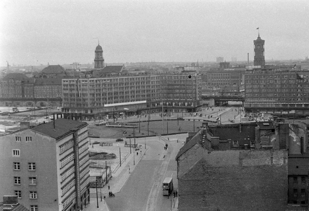 DDR-Bildarchiv: Berlin - Straßenzustand des Platzbereiches Alexanderplatz in Berlin in der DDR