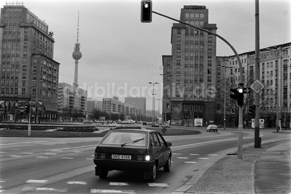 DDR-Fotoarchiv: Berlin - Strausberger Platz und Karl-Marx-Allee in Berlin - Friedrichshain