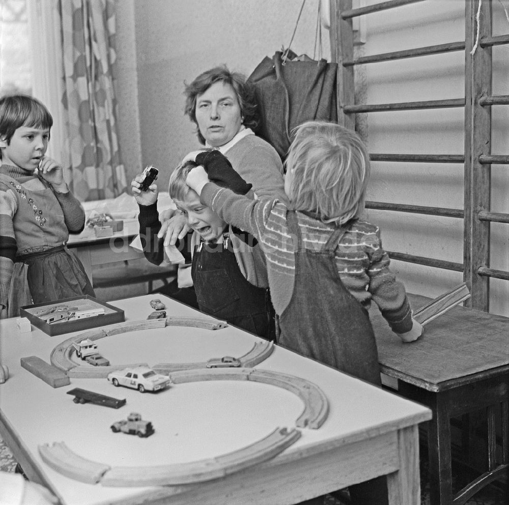 DDR-Bildarchiv: Berlin - Streit in einer Kindergartengruppe in Berlin in der DDR