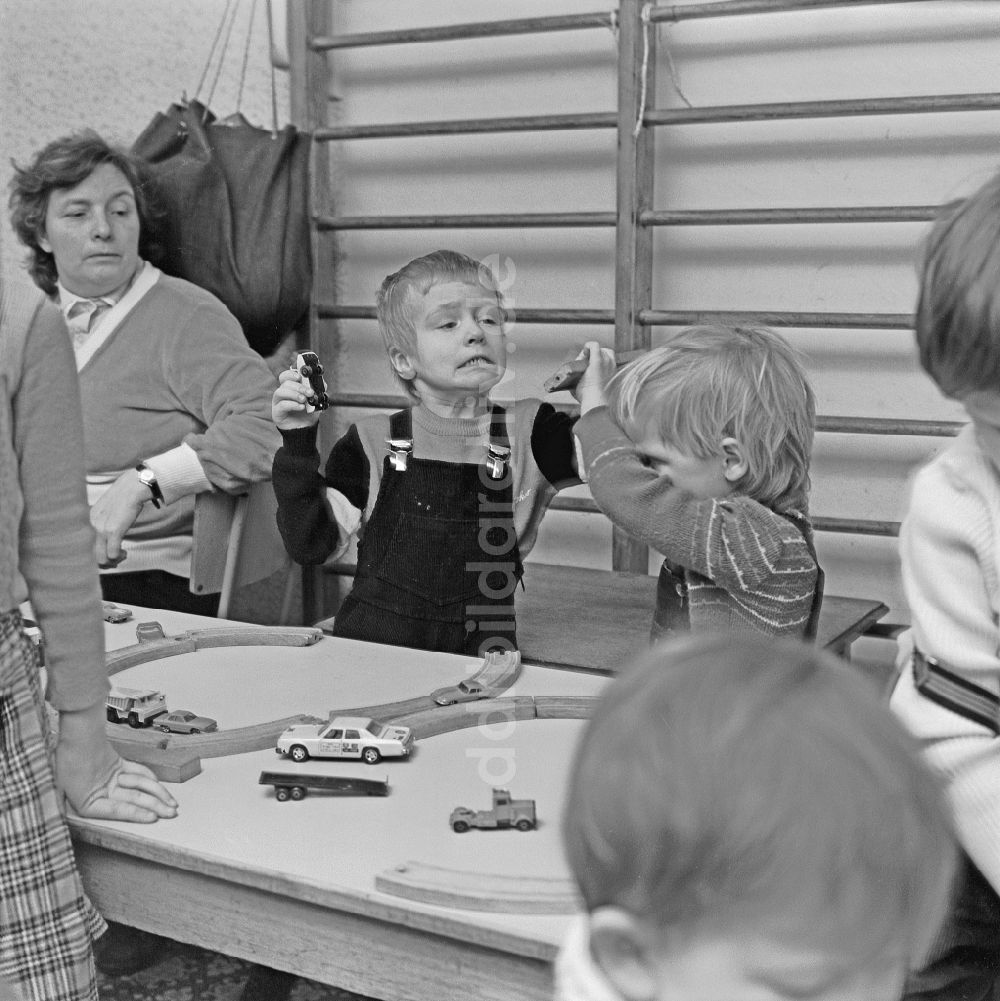 DDR-Fotoarchiv: Berlin - Streit in einer Kindergartengruppe in Berlin in der DDR