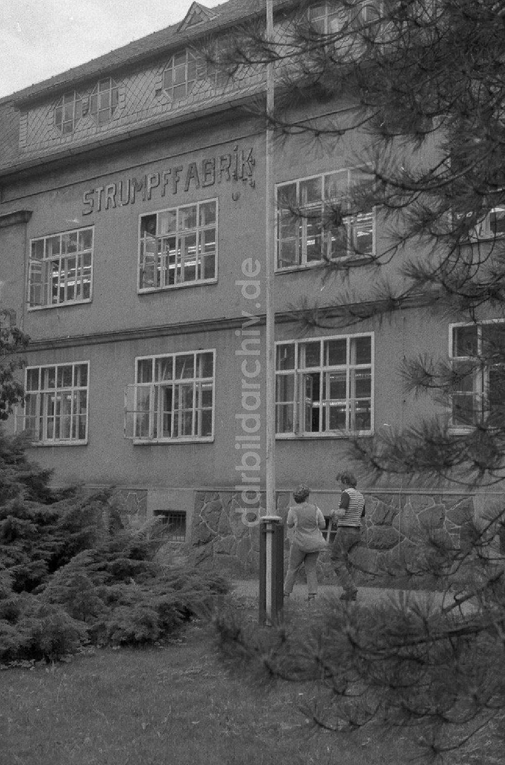 DDR-Bildarchiv: Thalheim - Strumpffabrik ESDA in Thalheim in Sachsen in der DDR