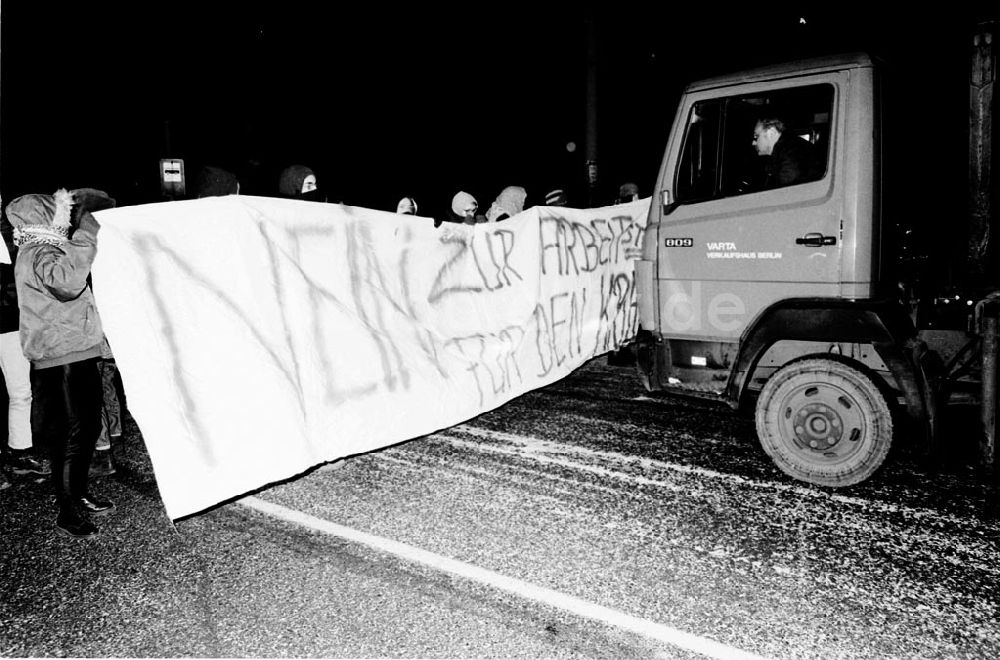 Berlin - Mitte: Studenten besetzen Kreuzung Rosa-Luxemburg-Platz Foto: Winkler Umschlagsnr.: 146