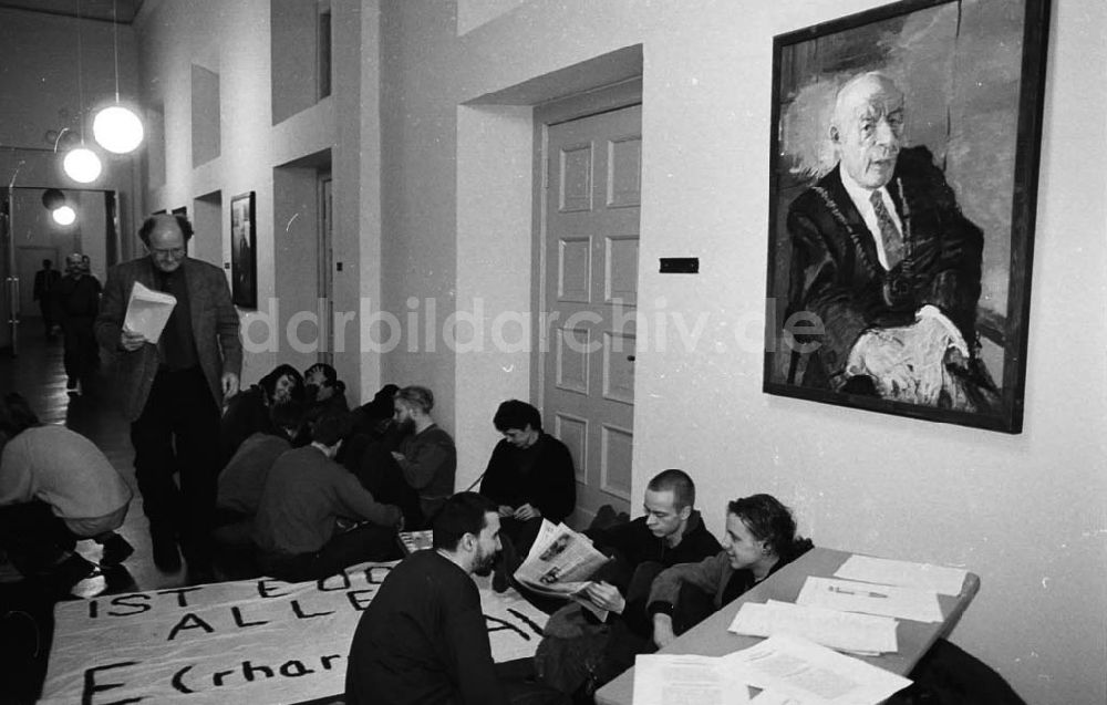 DDR-Fotoarchiv: Berlin / Mitte - 06.02.92 Studenten besetzen Rektor der Humboldt-Universität