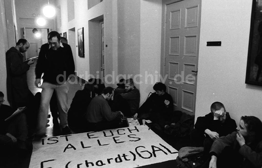 DDR-Bildarchiv: Berlin / Mitte - 06.02.92 Studenten besetzen Rektor der Humboldt-Universität