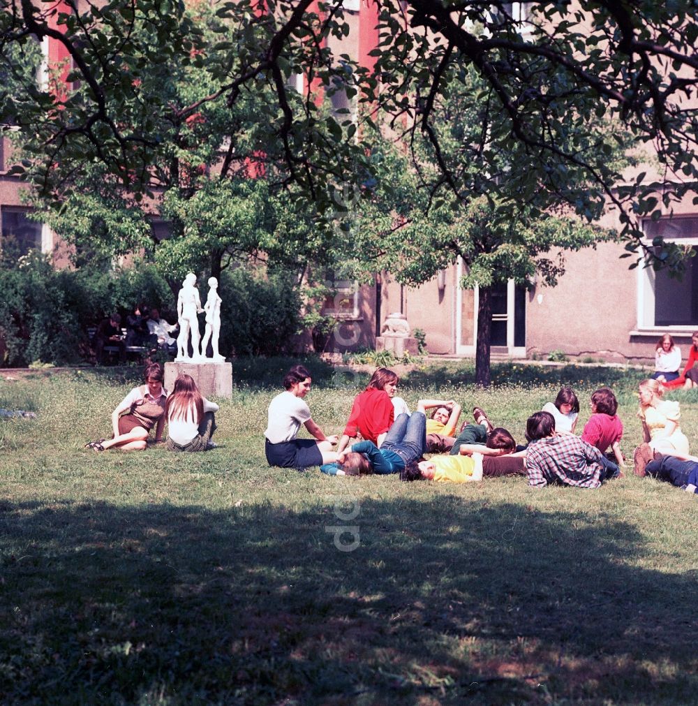 DDR-Bildarchiv: Berlin - Studenten der Kunsthochschule Berlin Weißensee liegen im Innenhof auf der Wiese und geniessen die Sonne in Berlin, der ehemaligen Hauptstadt der DDR, Deutsche Demokratische Republik