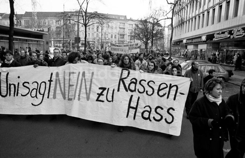 DDR-Fotoarchiv: Berlin - Studentendemo gegen Rassismus 16.12.92 Foto: ND/Lange Umschlagnummer: 1239