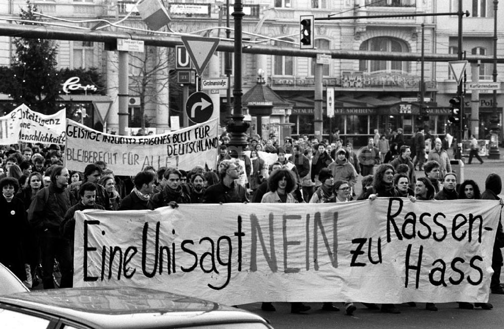 Berlin: Studentendemo gegen Rassismus 16.12.92 Foto: ND/Lange Umschlagnummer: 1239