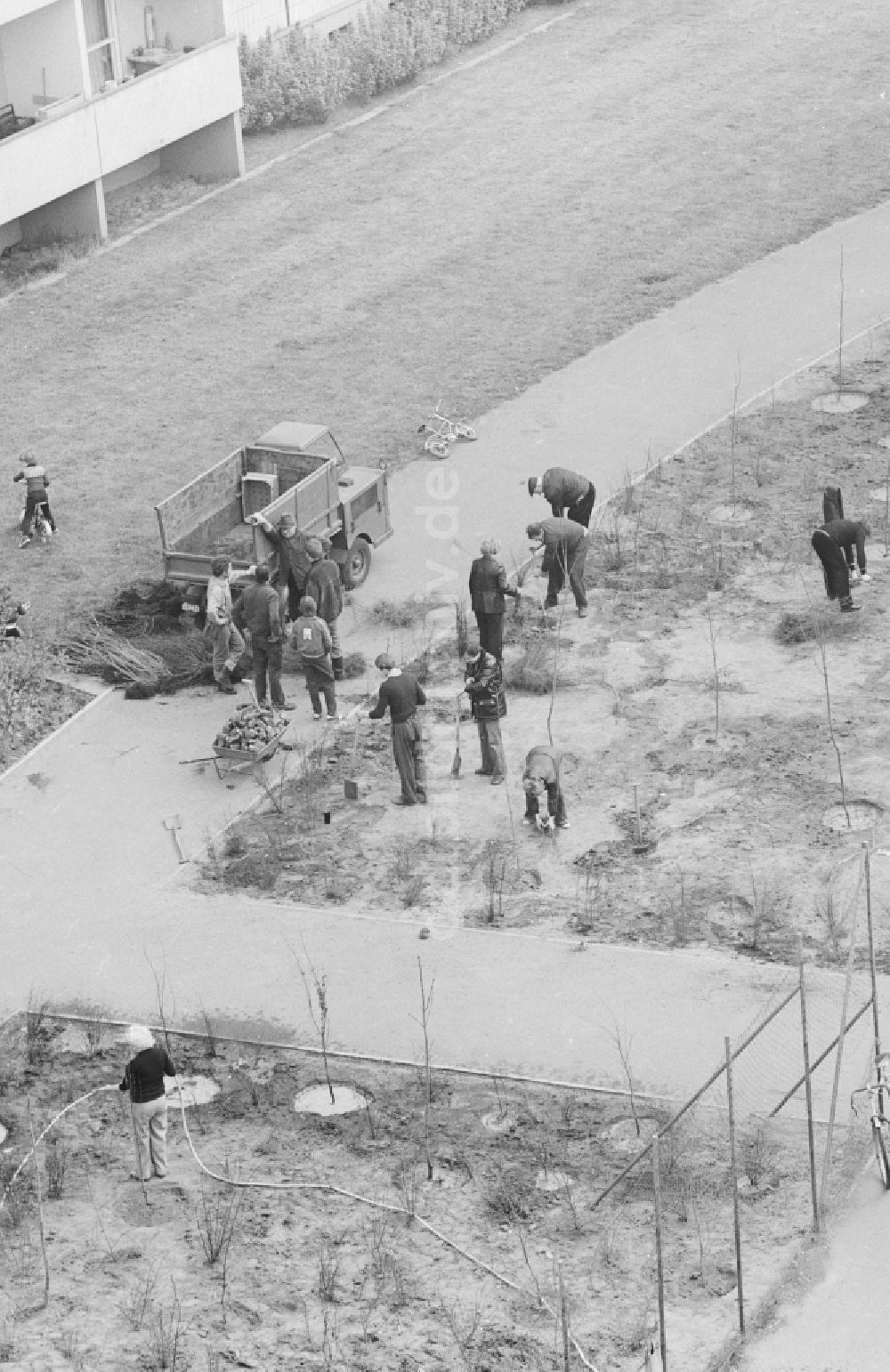 Berlin: Subbotnik, freiwilliger Arbeitseinsatz im Innenhof in einem Neubaugebiet in Berlin, der ehemaligen Hauptstadt der DDR, Deutsche Demokratische Republik
