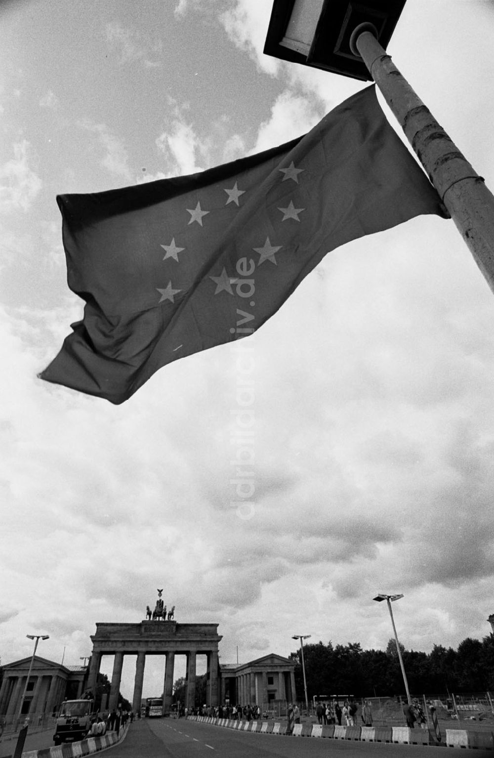 DDR-Fotoarchiv: Berlin - Symbol-Bild Berlin Brandenburger Tor und Europa-Flagge