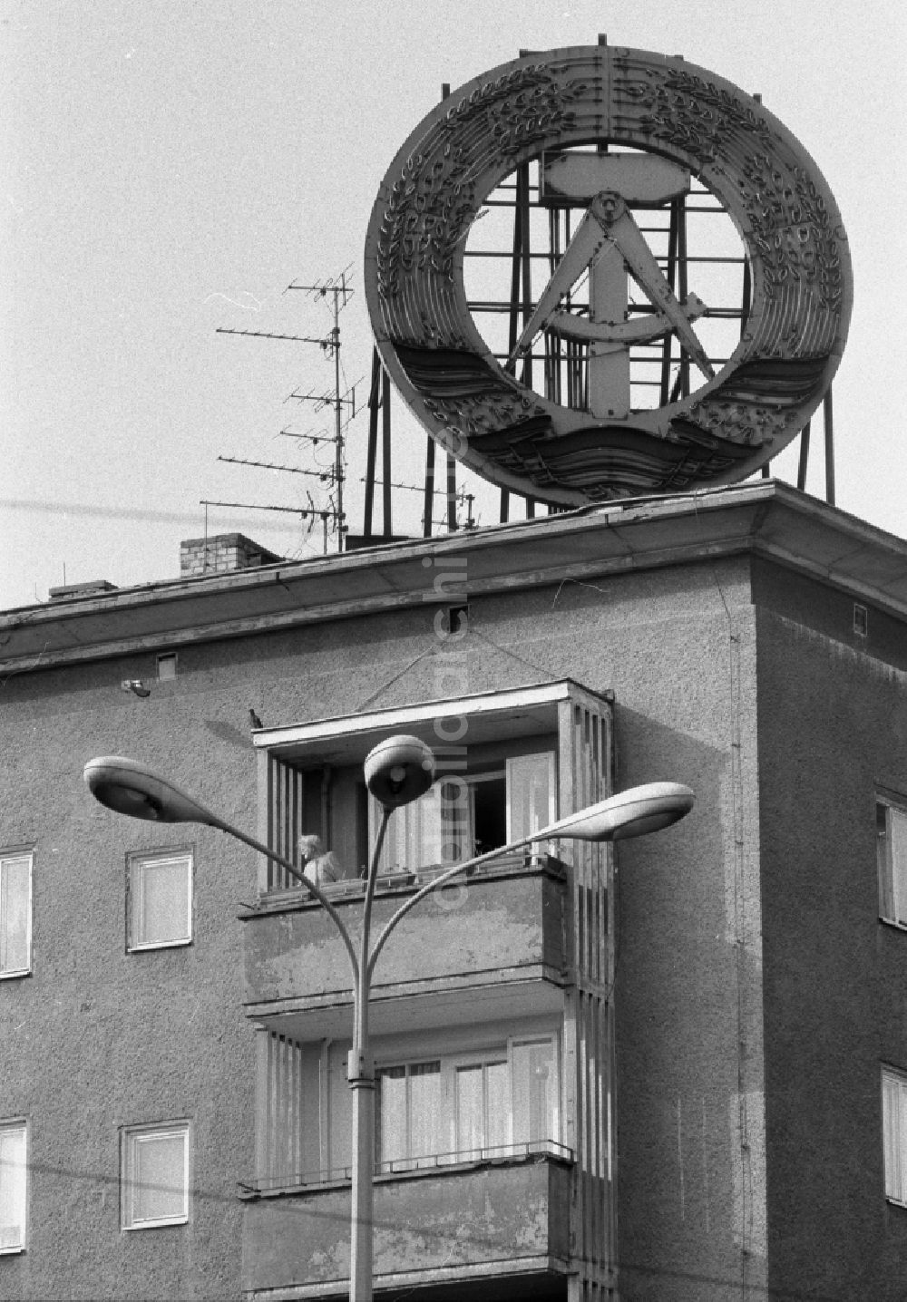 DDR-Bildarchiv: Berlin - Symbol auf dem Dach eines Wohnhauses in Berlin in der DDR