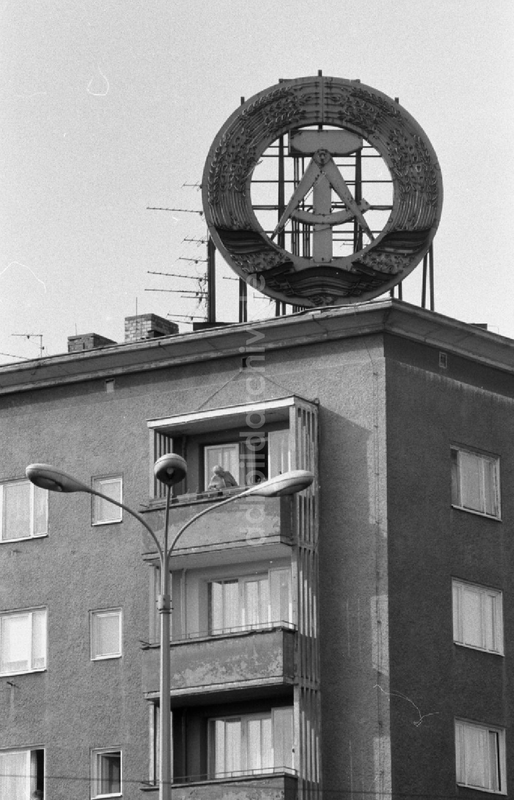 DDR-Fotoarchiv: Berlin - Symbol auf dem Dach eines Wohnhauses in Berlin in der DDR