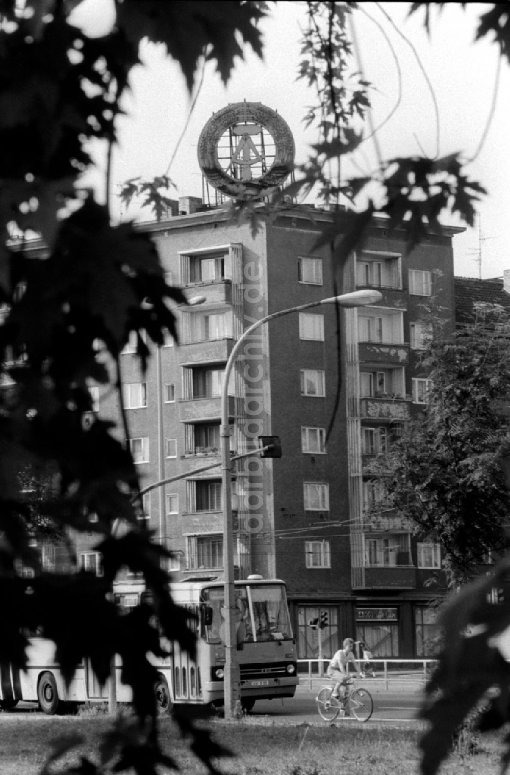 Berlin: Symbol auf dem Dach eines Wohnhauses in Berlin in der DDR