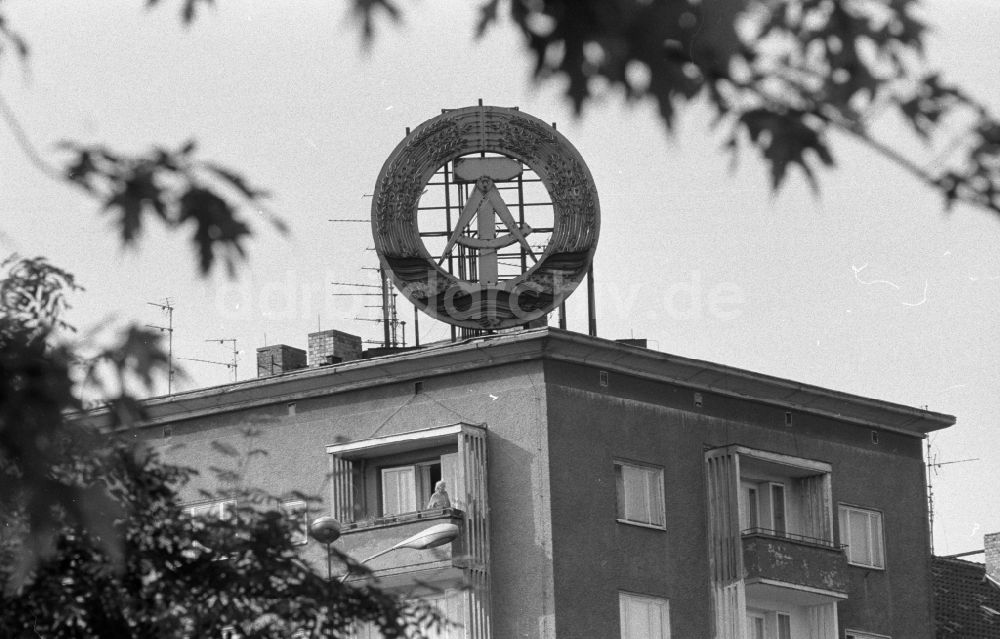 DDR-Bildarchiv: Berlin - Symbol auf dem Dach eines Wohnhauses in Berlin in der DDR